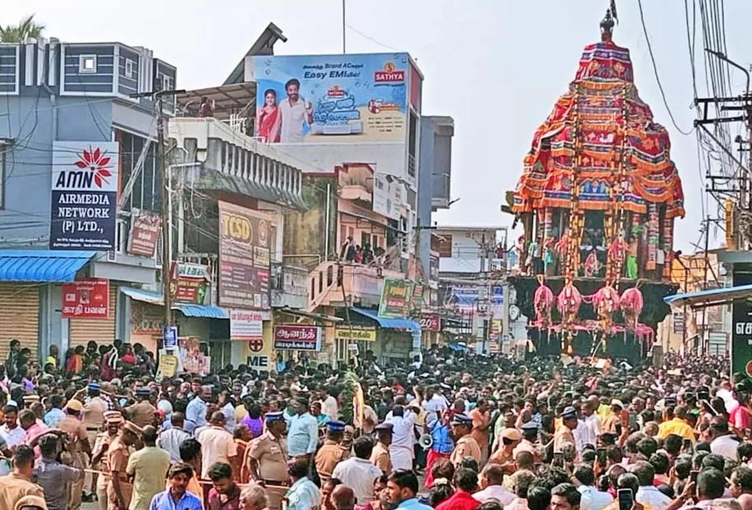 திருச்செந்தூரில் கோலாகலமாக   நடந்த மாசி திருவிழா தேரோட்டம்